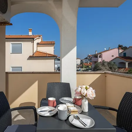 Appartement Ana Walk To With Balcony - Happy Medulin