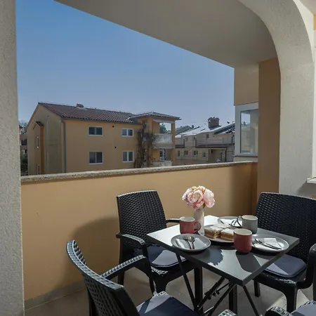 Appartement Ana Walk To With Balcony - Happy Medulin