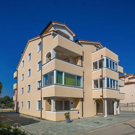 Ana Walk To With Balcony - Happy Medulin